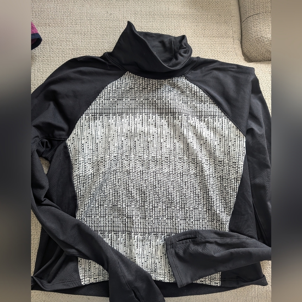 Under Armour Long Sleeve Size Medium